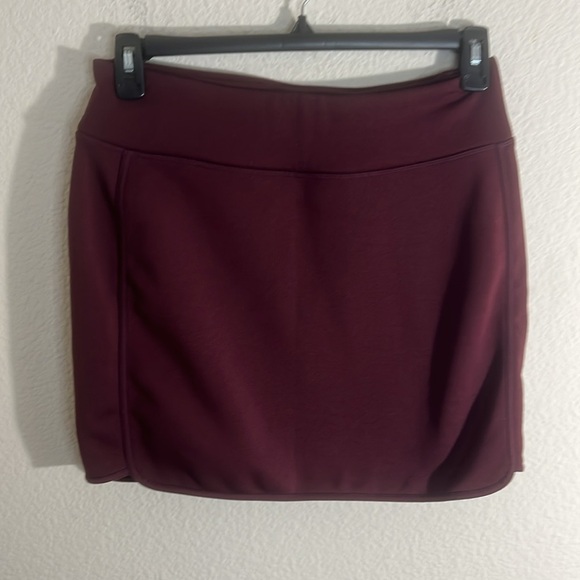 Athleta Tech Stretch Wanderer Burgundy Red Fleece Lined mini skirt Comfy - Picture 3 of 10